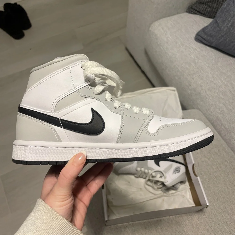 WOMENS AIR JORDAN 1 MID IN GREY FOG - Picture 4 of 7
